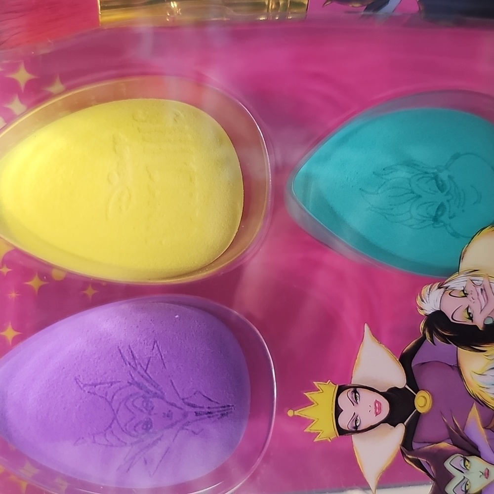 Disney Villains Beauty Set with Brushes and Sponges - Picture 4 of 4